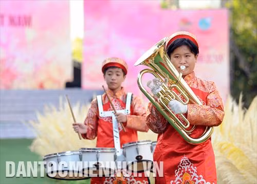 Các thiếu nhi Thành phố trình diễn kèn, trống với trang phục Áo dài tại chương trình đồng diễn Áo dài
