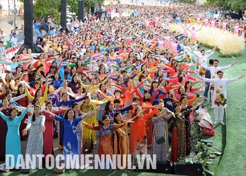 Đông đảo người dân cùng tham gia đồng diễn với trang phục Áo dài truyền thống đa dạng màu sắc