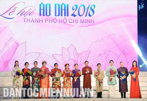 Phó Chủ tịch UBND Thành phố Hồ Chí Minh Trần Vĩnh Tuyến tặng hóa cho 11 đại sứ hình ảnh Lễ hội Áo dài Thành phố Hồ Chí Minh 2018