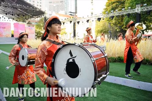 Các thiếu nhi Thành phố trình diễn kèn, trống với trang phục Áo dài tại chương trình đồng diễn Áo dài