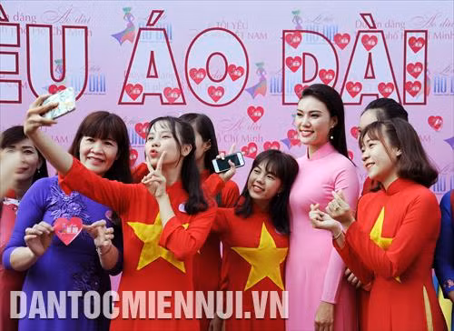 Các bạn trẻ rạng rỡ với các đại sứ hình ảnh Áo dài của Lễ hội Áo dài Thành phố Hồ Chí Minh 2018