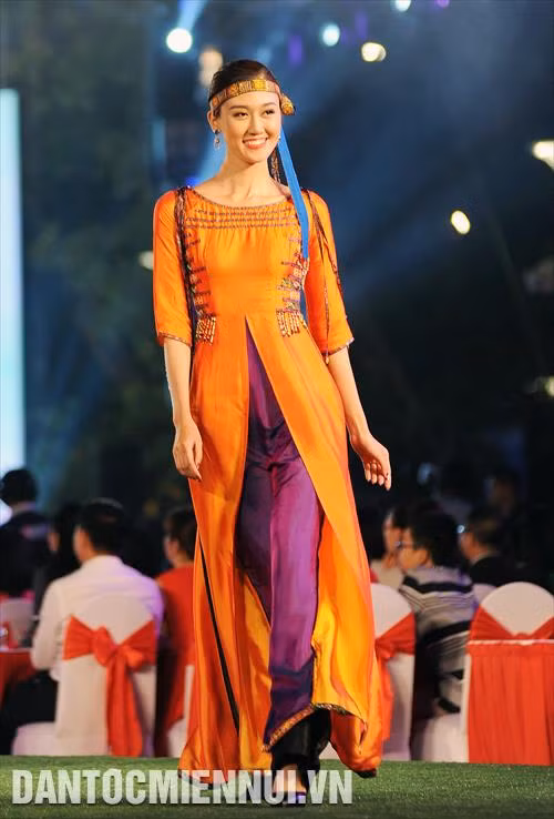 Đa dạng các mẫu trang phục Áo dài xưa và nay được các nghệ sỹ trình diễn tại lễ khai mạc