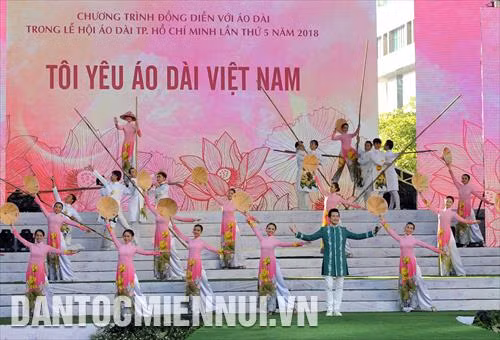Một chương trình ca múa do các nghệ sỹ Thành phố biểu diễn tại Chương trình đồng diễn với Áo dài