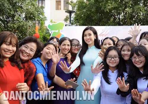 Hoa Hậu Việt Nam 2016 Đỗ Mỹ Linh với các bạn trẻ và người dân Thành phố Hồ Chí Minh