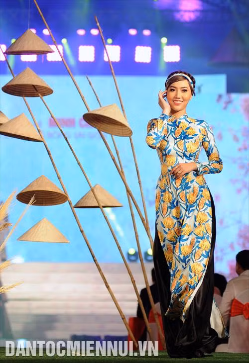 Các bộ sưu tập áo dài "Bản hòa ca mùa xuân" của nghệ nhân Lan Hương; "Dịu dàng sắc xuân" của nhà thiết kế Thuận Việt; "Thế giới như tôi thấy" của nhà thiết kế Đỗ Trịnh Hoài Nam; "Cô Bông Sài Gòn" của nhà thiết kế Minh Châu...