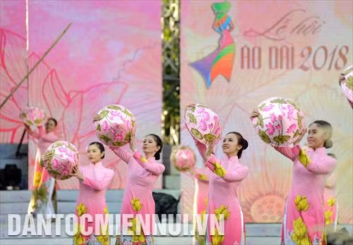 Một chương trình ca múa do các nghệ sỹ Thành phố biểu diễn tại Chương trình đồng diễn với Áo dài