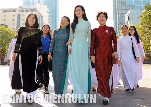 Hoa Hậu Việt Nam 2016 Đỗ Mỹ Linh cùng với người dân Thành phố diễu hành Áo dài tại Phố đi bộ Nguyễn Huệ