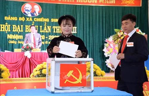 Các đại biểu bỏ phiếu bầu ra BCH Đảng bộ xã Chiềng Sung, huyện Mai Sơn lần thứ XXII, nhiệm kỳ 2020-2025. Ảnh: Quang Quyết-TTXVN