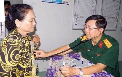 Bác sĩ Bệnh viện Quân dân y tỉnh Sóc Trăng khám bệnh cho dân nghèo. Ảnh: Trung Hiếu - TTXVN