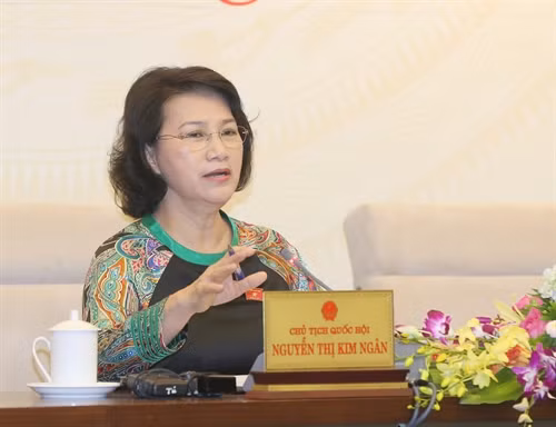 Chủ tịch Quốc hội Nguyễn Thị Kim Ngân trả lời câu hỏi của các phóng viên. Ảnh: Trọng Đức- TTXVN