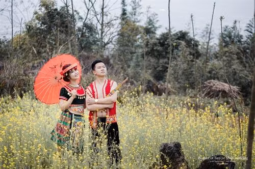 Với mong muốn giới thiệu vẻ đẹp văn hóa vùng cao ở Yên Bái đến mọi người, đôi bạn trẻ này đã chọn trang phục truyền thống của dân tộc Mông để thực hiện bộ ảnh cưới. Ảnh: vtc.vn