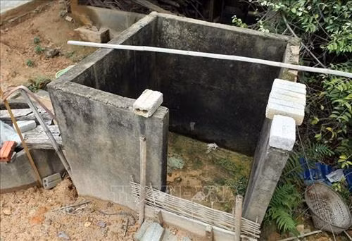 Bể chứa nước sạch của một gia đình Đội 14 bỏ hoang. Ảnh: Phan Tuấn Anh - TTXVN