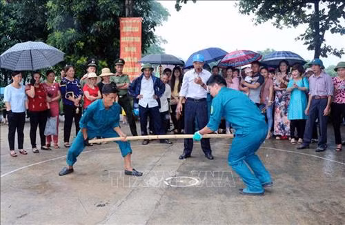 Các trò chơi dân gian thi đánh gậy tại lễ hội. Ảnh: Đại Nghĩa – TTXVN