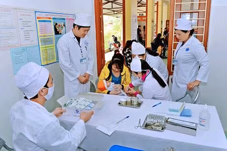 Đội ngũ y bác sỹ thuộc Trung tâm Y tế thành phố Bắc Kạn khám sức khỏe cho bệnh nhân. Ảnh: baobackan.org.vn