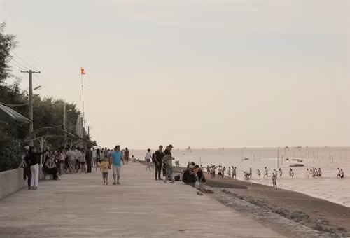 Khách du lịch vui chơi tại Khu du lịch sinh thái Cồn Đen.