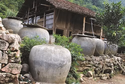 Đồng bào sử dụng lu để tích nước phục vụ nhu cầu sinh hoạt, ăn uống hàng ngày