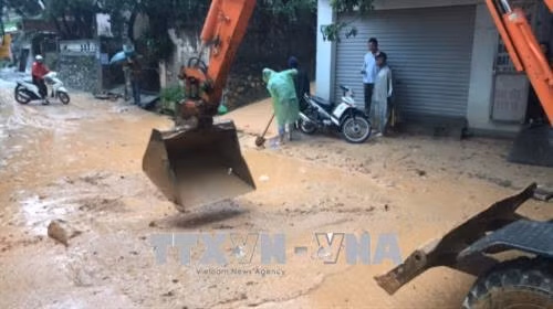 Công tác dọn dẹp vệ sinh nhằm đảm bảo an toàn cho người dân. Ảnh: CTV - TTXVN phát