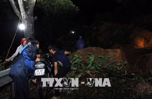 Hiện trường sạt lở đất đá tại Km 126 + 150 trên Quốc lộ 4D. Ảnh: Quốc Khánh - TTXVN
