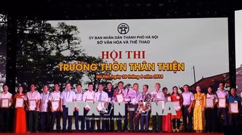 Lễ trao thưởng cho các thí sinh đoạt giải tại hội thi "Trưởng thôn thân thiện" Ảnh: Đinh Thuận - TTXVN