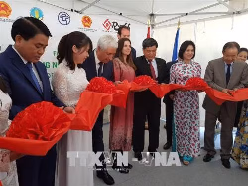 Các đại biểu cắt băng khai mạc Tuần lễ Hàng nông sản Việt Nam tại Rungis. Ảnh: Linh Hương - TTXVN
