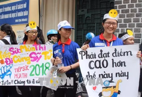 Các khẩu hiệu cổ vũ tinh thần thí sinh tại Hội đồng thi Trường trung học phổ thông chuyên Trần Đại Nghĩa, Quận 1, Thành phố Hồ Chí Minh. Ảnh: Xuân Dự - TTXVN
