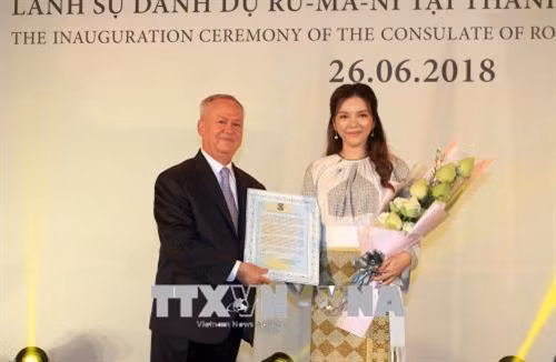 Ông Valeriu Arteni, Đại biện Romania tại Việt Nam (trái) trao Thư bổ nhiệm Lãnh sự Danh dự Romania tại Thành phố Hồ Chí Minh cho bà Trần Thị Thanh Nhàn (phải). Ảnh: Xuân Khu –TTXVN