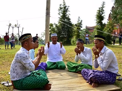 Nghi thức đọc kinh Sholawat Nabi MohaMach với ý nghĩa cầu mong sự tốt đẹp, an lành đến với gia chủ.