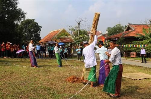 Đối với người Chăm khi cất ngôi nhà mới thì việc dựng cột rất quan trọng.