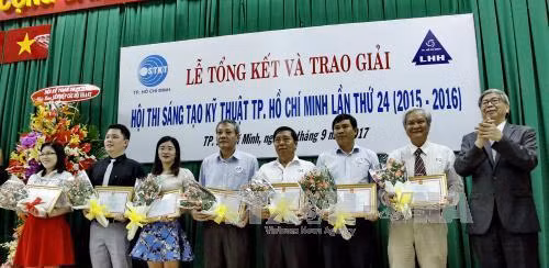 Trao giải Ba cho các tác giả có đề tài đoạt giải. Ảnh : Thế Anh - TTXVN