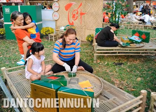 Người dân tham gia gói bánh chưng tại lễ hội Tết Việt