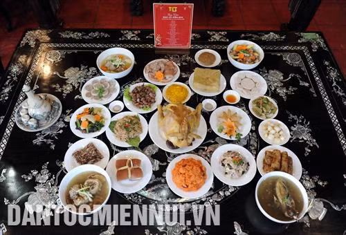 Mâm cỗ truyền thống ngày Tết ở Miền Bắc được trưng bày tại lễ hội Tết Việt
