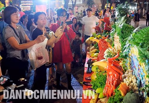 Du khách tham quan ẩm thực cung đình Huế tại lễ hội Tết Việt