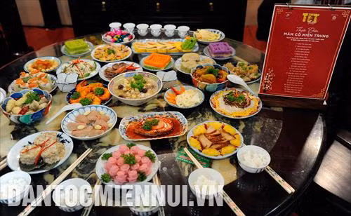 Mâm cỗ truyền thống ngày Tết ở Miền Trung được trưng bày tại lễ hội Tết Việt