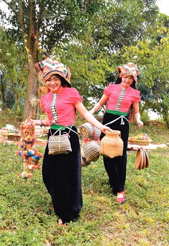 Nét duyên dáng của các cô gái Thái trong trang phục truyền thống. Ảnh Thanh Hà
