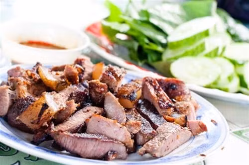 Đặc sản thịt trâu nướng lá trơng.