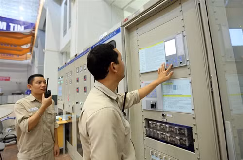 Trực vận hành tại khu vực gian máy.