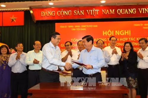 Chủ tịch UBND Thành phố Hồ Chí Minh Nguyễn Thành Phong và Chủ tịch UBND tỉnh Tiền Giang Lê Văn Hưởng ký kết thỏa thuận hợp tác. Ảnh: Thanh Vũ – TTXVN