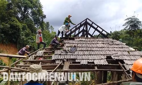 Nhiều hộ nghèo trên địa bàn tỉnh Lai Châu được hỗ trợ xóa nhà tạm, ổn canh ổn cư. Ảnh: Việt Hoàng Những năm vừa qua, nhiều tuyến đường ở các vùng khó khăn của tỉnh Lai Châu đã được đầu tư, giúp đồng bào buôn bán thuận lợi. Ảnh: Việt Hoàng