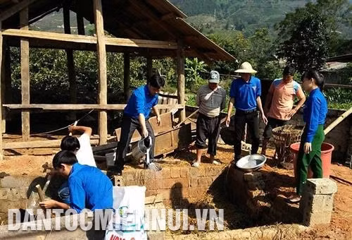 Được tạo điều kiện vay vốn ưu đãi, anh Hồ Hữu Thức ở huyện Tân Uyên xây dựng mô hình trang trại nghỉ dưỡng hiệu quả, đem lại thu nhập cao. Ảnh: Việt Hoàng Hướng dẫn kỹ thuật ủ nấm cho đồng bào dân tộc sinh sống ở huyện Tân Uyên (Lai Châu). Ảnh: Việt Hoàng