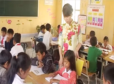 Cô giáo Tạ Thị Thanh Huyền thường gần gũi giúp đỡ học sinh nghèo