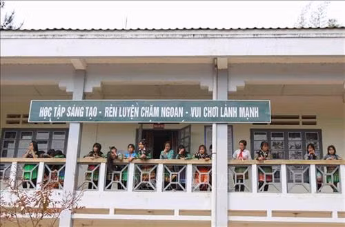 Trường Phổ thông dân tộc Bán trú Trung học cơ sở xã Hố Mít được xây dựng kiên cố đảm bảo cho việc học tập của học sinh. Ảnh: Quý Trung - TTXVN