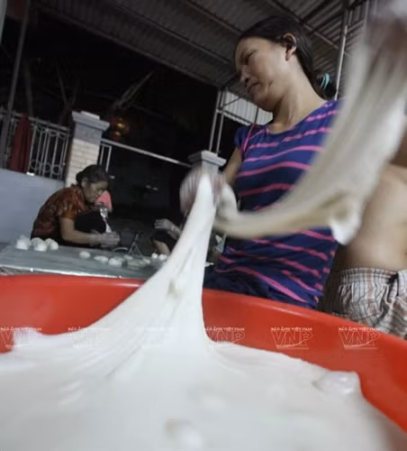 Gạo nếp giã dẻo để làm vỏ bánh giầy nhân mặn, ngọt.