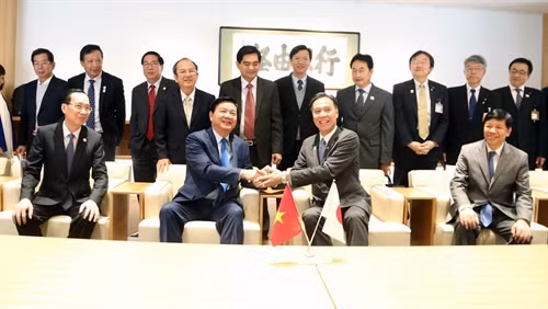 Bí thư Thành ủy Thành phố Hồ Chí Minh Đinh La Thăng tiếp Thống đốc tỉnh Nagano Shuichi Abe