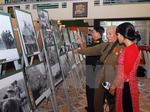 Ban tổ chức cắt băng khai mạc triển lãm ảnh “những khoảnh khắc lịch sử” của NSNA Minh Lộc