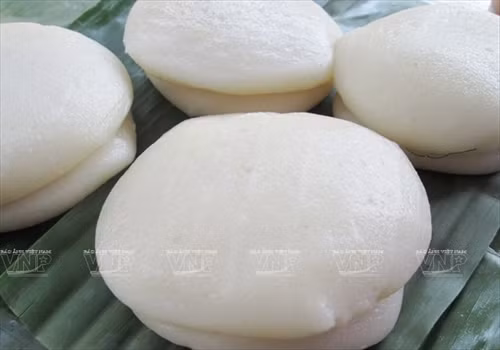 Loại bánh giầy không nhân trắng tinh, dẻo mềm thường được dùng ăn kèm với giò lụa.