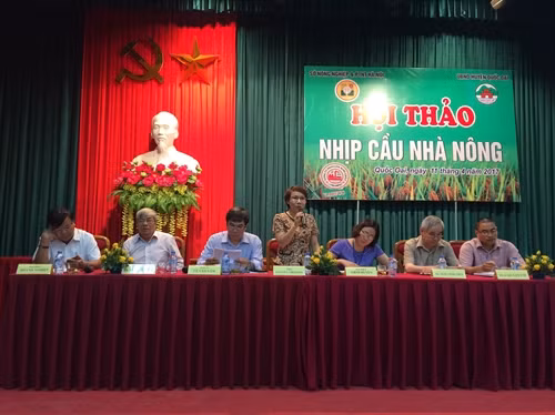 Đại diện các ban ngành, các nhà khoa học trả lời giải đáp các thắc mắc của bà con nông dân. Ảnh: Phan Ngọc Đức