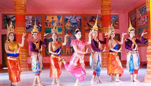 Người Khmer nổi tiếng với những điệu múa duyên dáng, mê đắm lòng người.