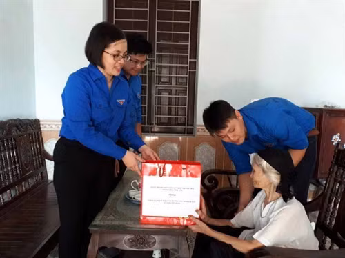 Hội Liên hiệp thanh niên Việt Nam tỉnh Vĩnh Phúc thăm hỏi, tặng quà cho các gia đình chính sách, thương binh liệt sĩ. Ảnh: Nguyễn Thảo - TTXVN