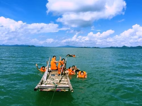Đảo Cái Chiên (Quảng Ninh) hấp dẫn du khách hè năm 2017 ảnh 2