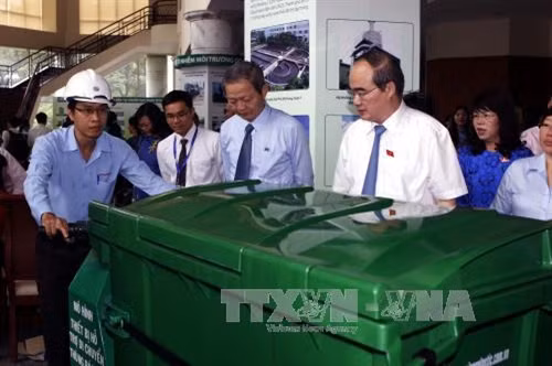 Bí thư Thành ủy thành phố Hồ Chí Minh Nguyễn Thiện Nhân thăm các gian hàng Triển lãm tại kỳ họp. Ảnh: Hoàng Hải-TTXVN